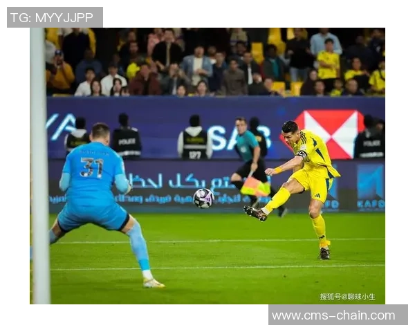 足球巨星伪装成普通球员在街头野球场打球被认出引发围观热潮