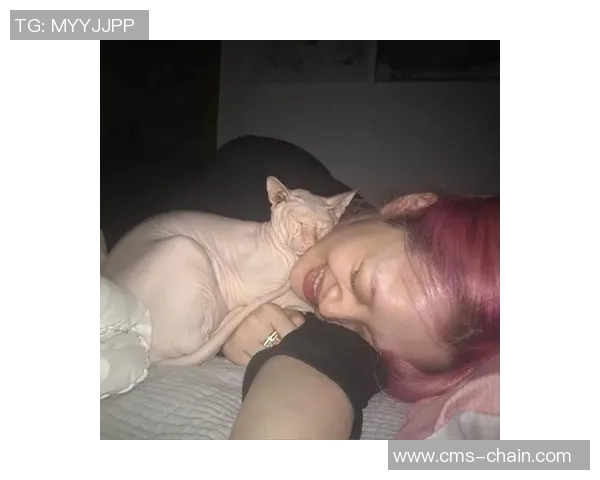 足球界的猫咪宠爱者 盘点那些与猫咪合影的球星们